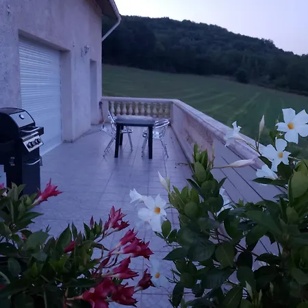 Casa de Férias Maison Charmante Avec Vue Sur La Montagne à Saint-géry + Piscine Saint-Géry