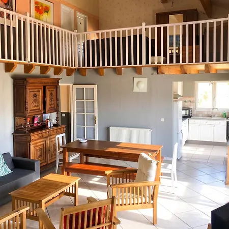 Holiday home Maison Charmante Avec Vue Sur La Montagne A Saint-gery + Piscine