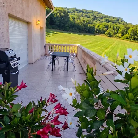Maison Charmante Avec Vue Sur La Montagne A Saint-gery + Piscine Holiday home